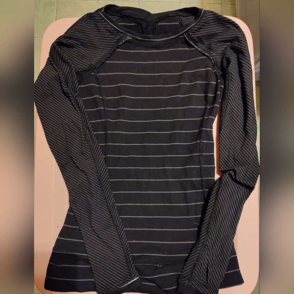 Lululemon Athletica long sleeve blk